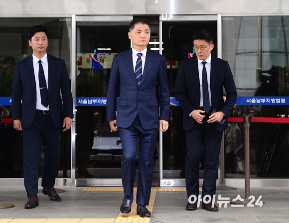 SM엔터테인먼트 시세 조종 혐의를 받고 있는 김범수 카카오 창업주 겸 경영쇄신위원장이 21일 오전 열린 1심 선고공판에서 무죄를 받고 법원을 나서고 있다. [사진=정소희 기자]