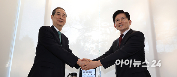 국민의힘 김문수 대선후보와 무소속 한덕수 대선 예비후보가 7일 서울 종로구의 한 식당에서 후보 단일화 관련 회동을 하기 전 악수하고 있다. [사진=곽영래 기자]
