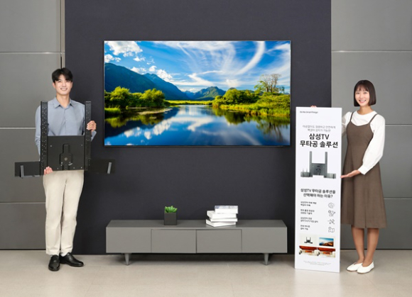 삼성전자 모델이 삼성스토어 대치점에서 '삼성 TV 무타공 솔루션'을 소개하고 있다. [사진=삼성전자]