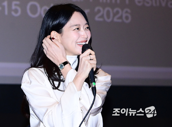 배우 신민아가 9일 부산 해운대구 신세계백화점 센텀시티점 문화홀에서 열린 제31회 부산국제영화제 '재혼 황후' GV(관객과의 대화)에 참석하고 있다. [사진=정소희 기자]