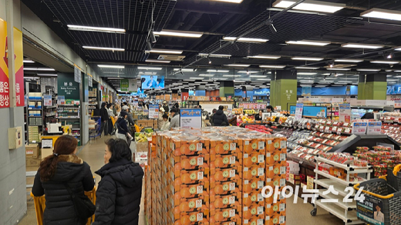 지난 3일 새해 첫 '고래잇페스타'가 열린 이마트 가든5점이 소비자들로 북적이고 있다. [사진=진광찬 기자]