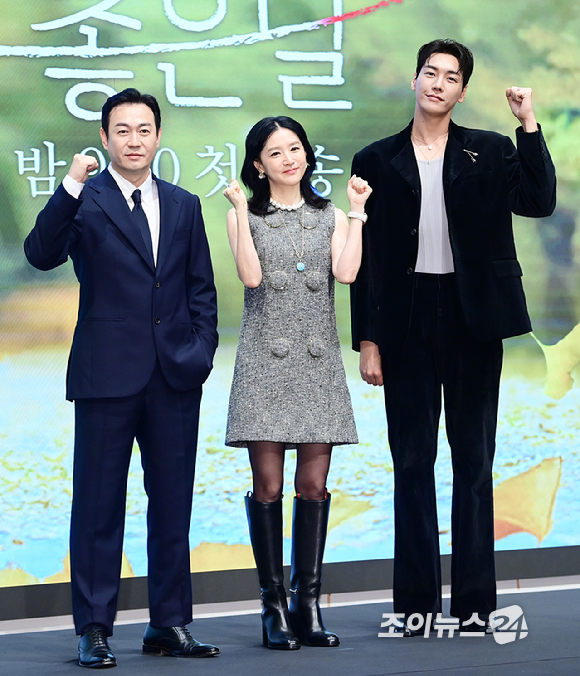 배우 박용우-이영애-김영광이 16일 오후 서울 구로구 더세인트에서 열린 KBS2 토일드라마 '은수 좋은 날' 제작발표회에서 포즈를 취하고 있다. [사진=정소희 기자]