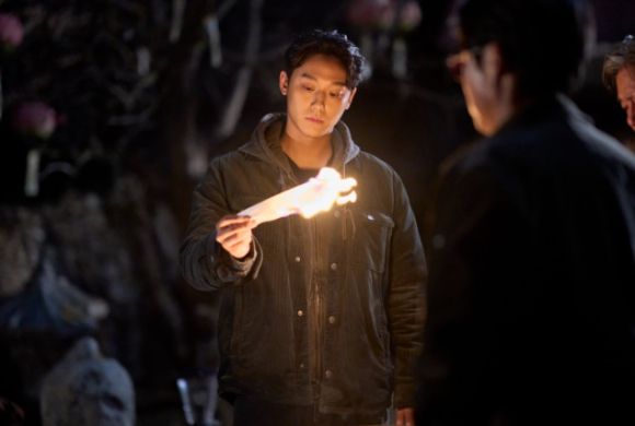 배우 이도현이 영화 '파묘'에서 봉길 역을 맡아 열연하고 있다. [사진=(주)쇼박스]