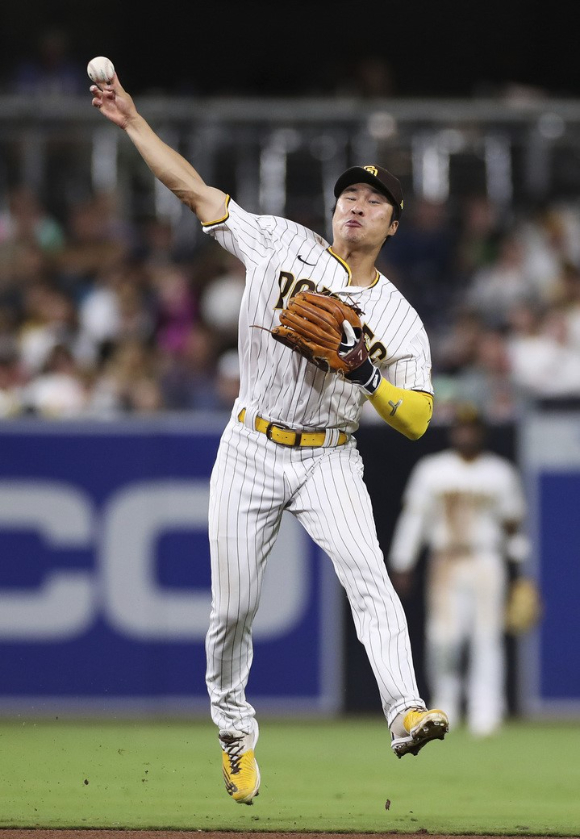 MLB 샌디에이고에서 뛰고 있는 김하성이 24일(한국시간) 열린 클리블랜드와 홈 경기 8회초 수비에서 상대 안타성 타구를 잡은 뒤 1루로 송구하고 있다. [사진=뉴시스]