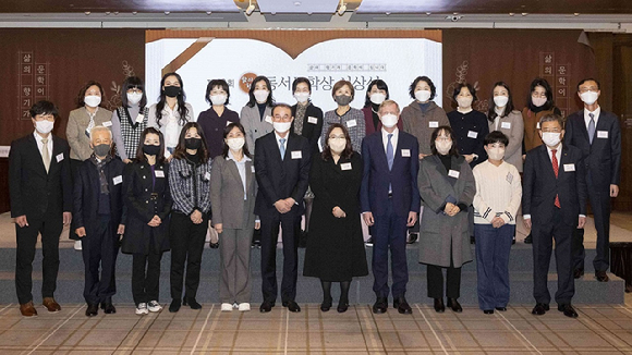 동서식품이 진행한&lsquo;제24회 맥심커피배 입신최강전&rsquo; 시상식 모습. [사진=동서식품]