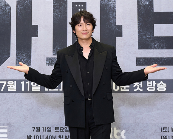 배우 지성이 10일 온라인으로 진행된 JTBC 새 토일드라마 '아파트' 제작발표회에 참석하고 있다. [사진=JTBC]