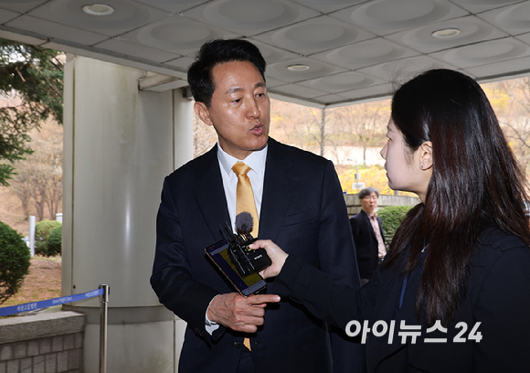 오세훈 서울시장이 1일 오전 서울 서초구 서울중앙지법에서 열린 여론조사 대납 의혹 사건 1심 속행 공판에 출석하며 취재진의 질문에 답하고 있다. [사진=사진공동취재단]