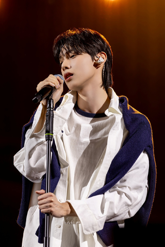 최립우가 2025 Chuei Li Yu Fan Meeting 'Drawing Yu'(2025 최립우 팬미팅 '드로잉 우')를 개최하고 팬들과 만나고 있다. [사진=FNC엔터테인먼트]