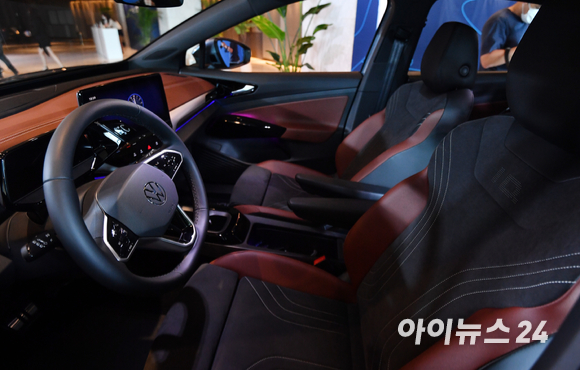 폭스바겐코리아가 15일 오전 서울 광진구 그랜드 워커힐 호텔에서 폭스바겐 첫 순수 전기 SUV 'The all-electric ID.4'를 공개하고 있다. [사진=김성진 기자]