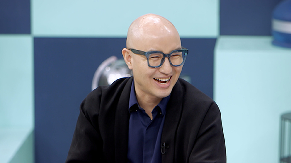 이재명 대통령이 지난 14일 서울 동대문구 콘텐츠문화광장에서 열린 디지털토크라이브 '국민의 목소리, 정책이 되다' 간담회에서 자영업 멘토로 참석한 방송인 홍석천과 인사하고 있다. [사진=연합뉴스]