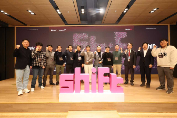 사진은 최근 진행한 AI 교육에 참가한 협력사 직원들의 학습 모습 [사진=KT]