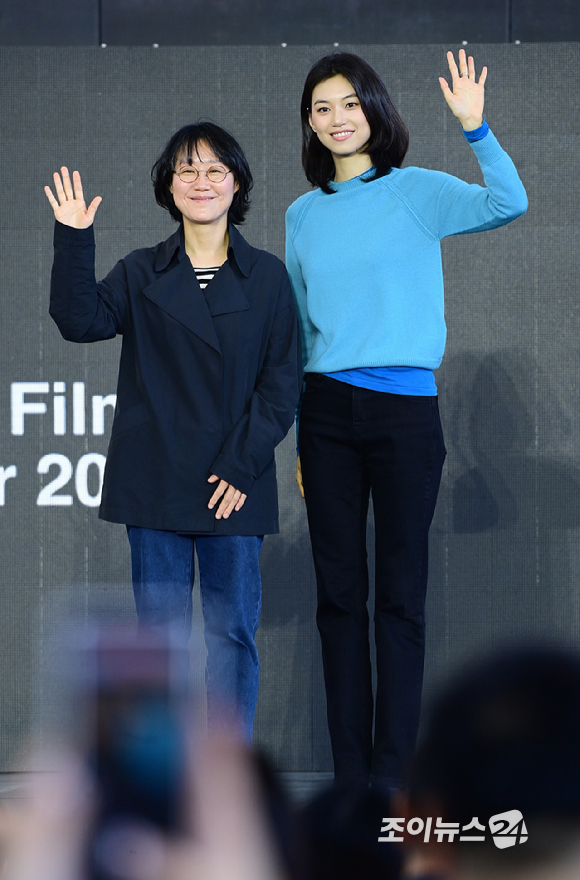 정주리 감독과 배우 김도연이 8일 부산 해운대구 영화의전당에서 열린 제31회 부산국제영화제 '도라' 야외 무대인사를 갖고 있다. [사진=정소희 기자]