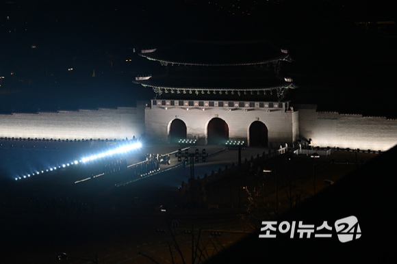 방탄소년단(BTS)이 21일 오후 서울 광화문 광장에서 정규 5집 '아리랑(ARIRANG)' 앨범 발매를 기념해 컴백 무대를 선보이고 있다. [사진=사진공동취재단]