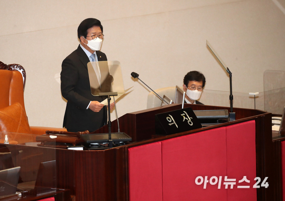 박병석 국회의장이 1일 오후 서울 여의도 국회에서 열린 제391회 정기국회 1차 본회의에서 개회사를 하고 있다.