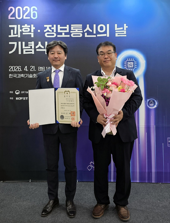 미소정보기술 안동욱 의장은&lsquo;과학&middot;정보통신의 날&rsquo;을 맞아 데이터&middot;AI 기반 산업발전 공로로 대통령 표창을 수상했다.사진은 왼쪽부터 미소정보기술 안동욱 의장, 남상도 대표. [사진=미소정보기술 ]