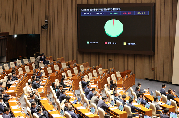 이재명 대통령이 지난 26일(현지시간) 미국 필라델피아의 한화 필리조선소에서 열린 '스테이트 오브 메인'호 명명식에 참석해 있다. [사진=연합뉴스]