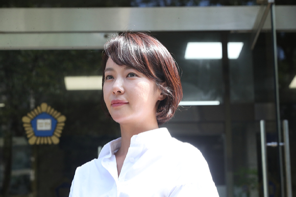특정경제범죄 가중 처벌 등에 관한 법률 위반(횡령) 혐의로 기소된 배우 황정음이 21일 결심 공판에서 징역 3년을 구형받고 법원을 나오면서 취재진 질문을 받고 있다. [사진=연합뉴스]