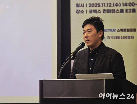이현호 SK텔레콤 인프라기술본부 6G개발팀 매니저가 12일 서울 강남구 코엑스 컨퍼런스룸에서 열린 스펙트럼 포럼 세미나에서 'SK텔레콤의 6G 및 네트워크 AI 추진 동향'을 주제로 발표하고 있다. [사진=안세준 기자]