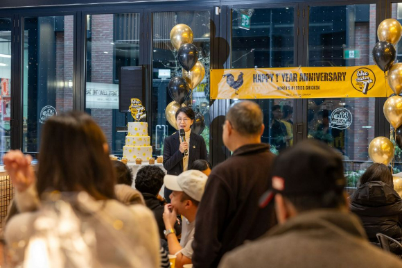 남화연 다이닝브랜즈그룹 해외사업본부 전무가 bhc 캐나다 1호점 오픈 1주년 기념식에 참석해 기념사를 하고있다. [사진=다이닝브랜즈그룹]