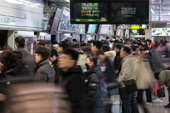 서울교통공사 제3노조인 올바른노동조합이 28일 예정했던 파업 기자회견을 취소하고 현장에 복귀하기로 했다. 사진은 28일 서울 강남구 지하철 2호선 강남역 승강장의 모습. [사진=뉴시스]