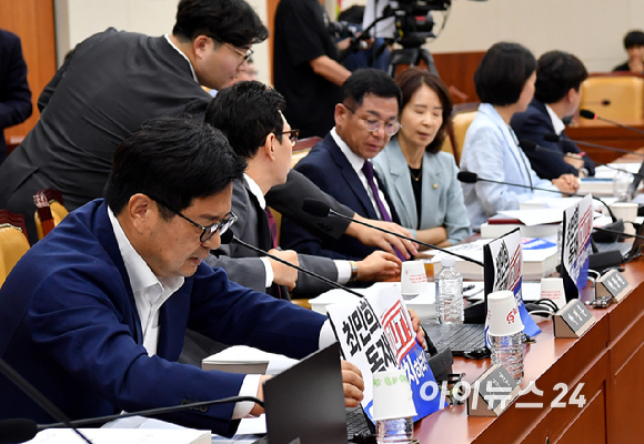 박정훈 국민의힘 의원이 14일 오후 서울 여의도 국회 과학기술정보방송통신위원회에서 열린 배경훈 과학기술정보통신부 장관 후보자 인사청문회에서 피켓을 다시 붙이고 있다. [사진=곽영래 기자]