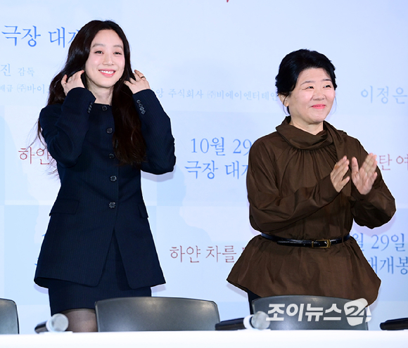 배우 정려원과 이정은이 27일 오후 서울 CGV 용산아이파크몰에서 열린 영화 '하얀 차를 탄 여자'(감독 고혜진) 언론시사회에 참석하고 있다. [사진=정소희 기자]