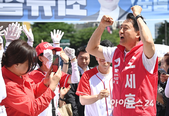 오세훈 국민의힘 서울시장 후보가 22일 서울 광진구 건대입구 롯데백화점 앞에서 지지자들과 인사를 하고 있다. [사진=곽영래 기자]