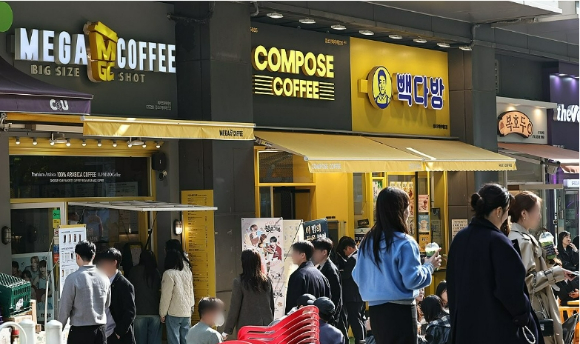 서울 시내에 저가커피 매장이 몰려있는 모습. [사진=연합뉴스]