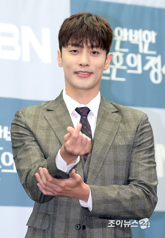 배우 성훈이 26일 오후 서울 마포구 상암동 스탠포드호텔에서 열린 MBN 새 주말 미니시리즈 '완벽한 결혼의 정석' 제작발표회에 참석하고 있다. [사진=정소희 기자]