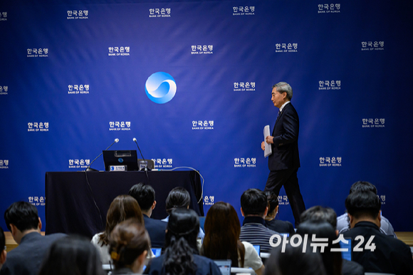 신현송 한국은행 총재가 28일 서울 중구 한국은행 본관에서 열린 통화정책방향 기자간담회장으로 들어오고 있다. [사진=사진공동취재단 ]