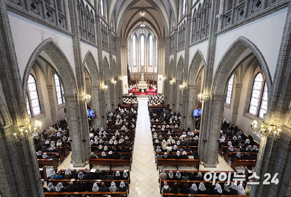 24일 오전 서울 중구 명동대성당에서 천주교 서울대교구장 정순택 대주교 주례로 프란치스코 교황 추모 미사가 거행되고 있다. [사진=사진공동취재단]