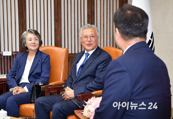 4·27 판문점선언 7주년 기념식 참석차 국회를 방문한 문재인 전 대통령이 25일 오후 서울 여의도 국회에서 우원식 국회의장과 면담을 하고 있다. [사진=곽영래 기자]