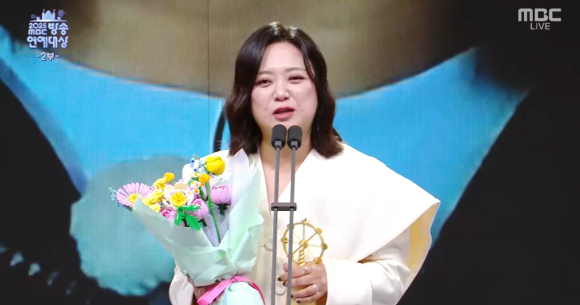 김숙이 '2025 MBC연예대상'에서 소감을 이야기 하고 있다. [사진=MBC 방송화면 캡처]