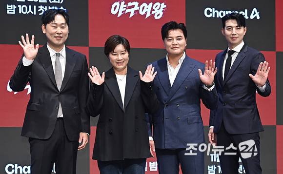 야구선수 출신 윤석민, 골프선수 출신 박세리, 야구선수 출신 추신수, 이대형이 25일 서울 구로구 더 세인트 신도림에서 열린 채널A 야구여왕' 제작발표회에서 포즈를 취하고 있다. [사진=곽영래 기자]