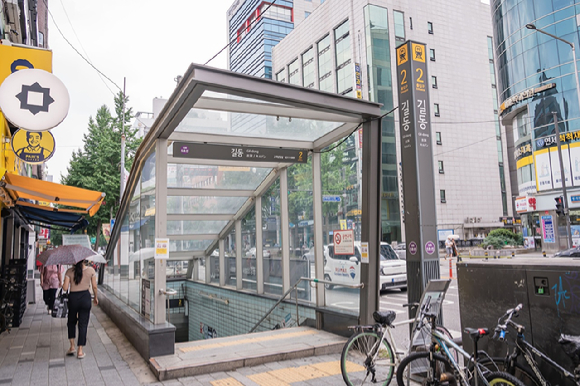 서울지하철 5호선 길동역 2번 출입구의 모습. [사진=강동구]