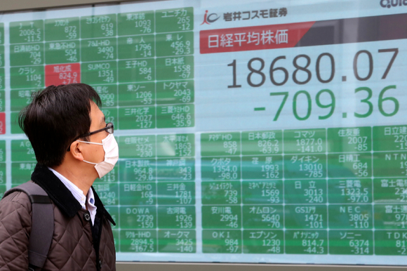 마스크를 쓴 일본인이 도쿄의 한 증권 회사 전광판을 바라보고 있다. [사진=뉴시스]
