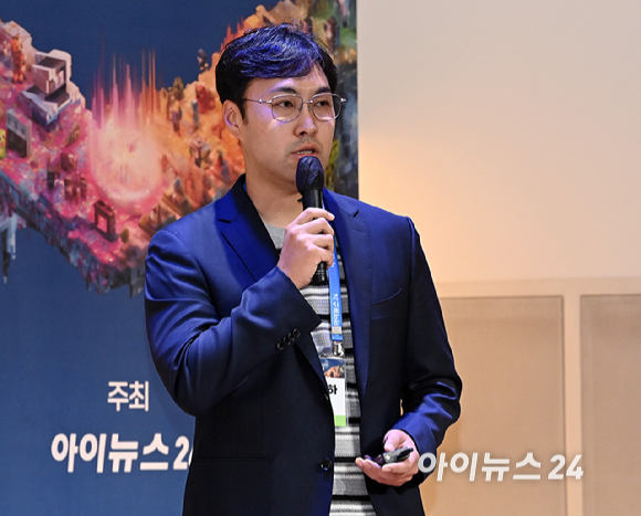 종합경제미디어 아이뉴스24가 주최하는 국내 게임과 콘텐츠 전반의 대세로 자리매김한 키워드인 '서브컬쳐'를 조망하는 ICT포럼 '비주류의 주류화: 서브컬쳐의 성공 노하우는' 이 21일 오후 서울 페럼타워에서 열렸다.송문하 위메이드커넥트 사업 이사가 강연을 하고 있다. [사진=곽영래 기자]