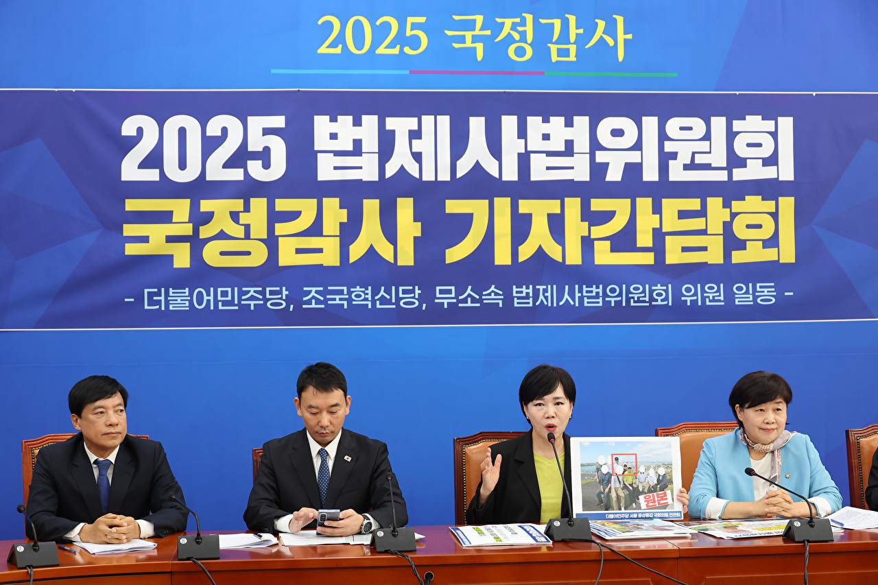 22일 서울 여의도 국회에서 더불어민주당, 조국혁신당, 무소속 법제사법위원회 위원이 참석한 가운데 열린 2025 법제사법위원회 국정감사 기자간담회에서 더불어민주당 전현희 의원이 발언하고 있다. 2025.10.22 [사진=연합뉴스]