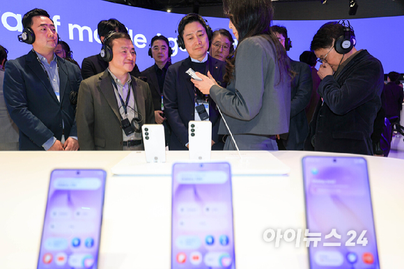 홍범식 LG유플러스 대표가 2일(현지시간) 스페인 바르셀로나 피라 그란 비아 전시장에서 열린 '모바일 월드 콩그레스(MWC)2026'에서 삼성전자 갤럭시 부스를 방문해 노태문 삼성전자 대표이사 사장(DX부문장)과 갤럭시 S26 울트라로 사진촬영을 하고 있다. 2026.03.02. [사진=바르셀로나=사진공동취재단]