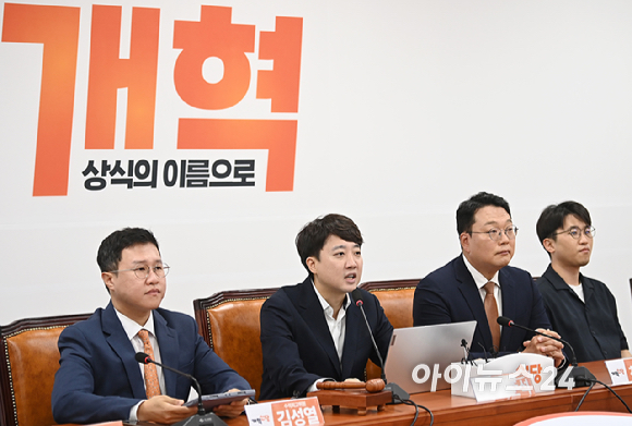 이준석 개혁신당 당대표가 25일 오전 서울 여의도 국회에서 열린 최고위원회의에서 발언하고 있다. [사진=곽영래 기자]