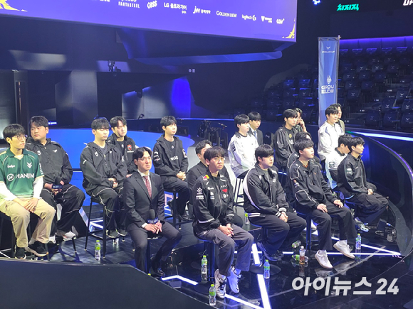 T1의 '도란' 최현준 선수가 7일 서울 종로구 롤파크에서 열린 '2026 LCK컵 미디어데이'에서 기자의 질문에 답하고 있다. 왼쪽은 김정균 T1 감독. [사진=박정민 기자]