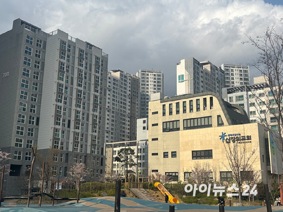 장위뉴타운 개발이 예정된 장위13구역 인근 노후 빌라촌에 위치한 여러 상가들에 임대 포스터들이 붙어있다. 2026.04.06. [사진=김민지 기자]