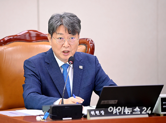 이춘석 법사위원장이 18일 오전국회 법제사법위원회에서 열린 오영준 헌법재판소 재판관 후보자 인사청문회에서 회의를 주재하고 있다. [사진=곽영래 기자]