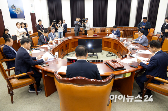 25일 신성범 정보위원회위원장이 국회에서 전체회의에서 2025년도 국정감사계획서 채택의 건를 처리 하고 있다. [사진=정소희 기자]