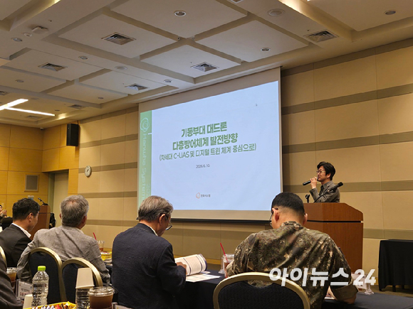 한화시스템과 LIG D&A 관계자들이 10일 대전컨벤션센터(DCC)에서 열린 '2026 대한민국 국방산업발전대전(InLEX KOREA 2026)'의 '미래 지상전력기획 심포지엄'에서 발언하고 있다. [사진=최란 기자]