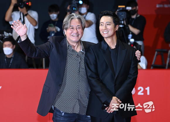 배우 최민식과 박해일이 6일 오후 부산 해운대구 영화의전당에서 열린 '제26회 부산국제영화제'(BIFF) 개막식 레드카펫 행사에 참석해 포즈를 취하고 있다.