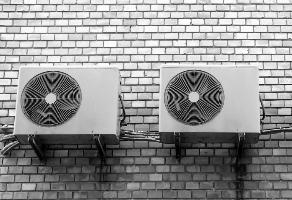 서울 한 빌라 옥상에서 지나가는 행인들에게 에어컨 실외기를 던진 남성이 경찰에 붙잡혔다. 본 기사와 무관한 이미지. [사진=픽사베이@matuska]