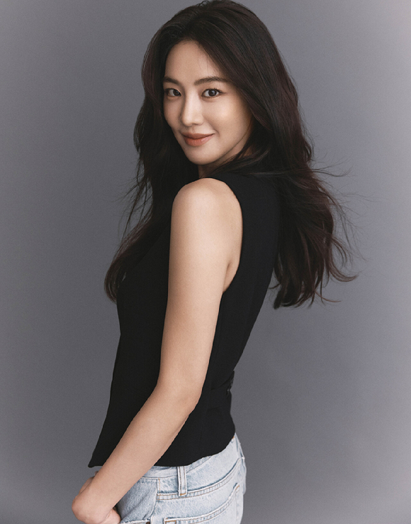 한지은이 인터뷰에 앞서 사진촬영을 하고 있다. [사진=그램엔터테인먼트]