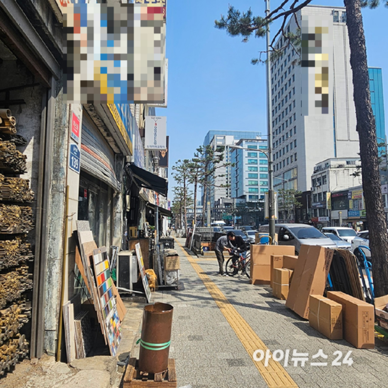 서울 중구 을지로 건축자재거리 내 한 상가에 줄줄이 다양한 상점이 늘어서 있다. 2026.04.15. [사진=이효정 기자 ]