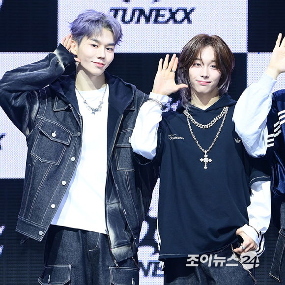 3일 오후 서울 광진구 광장동 예스24라이브홀에서 신인 보이그룹&nbsp;튜넥스(TUNEXX)&nbsp;첫 번째 미니 앨범 '셋 바이 어스 온리'(SET BY US ONLY) 발매 기념 쇼케이스가 열렸다.&nbsp;튜넥스 시환-동규-인후가 포토타임을 갖고 있다. [사진=정소희 기자]